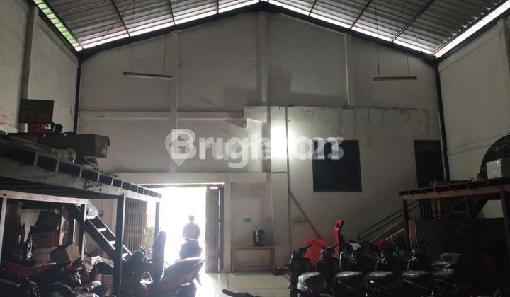 STRATEGIC SHOP HOUSE AND WAREHOUSE ON MAYJEND SUTOYO MAIN ROAD (A213) 2