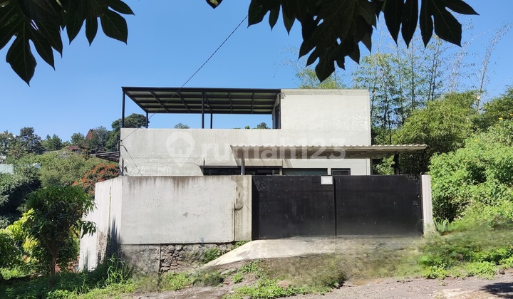 Nyaman! Rumah 3 Lantai di Rancakendal, Bandung!