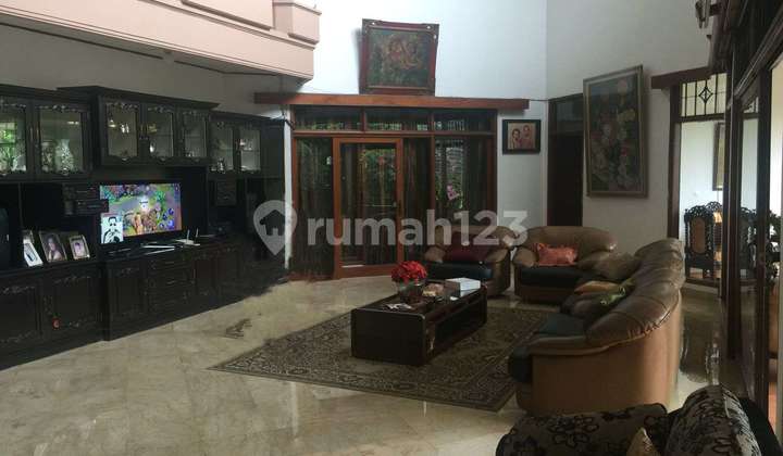 Rumah Luxury di Kawasan Exclusive! Rumah Nyaman dan Cantik di Taman Sakura, Bandung 2
