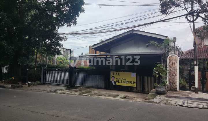 Strategis! Rumah Luas di Mainroad Ciumbuleuit, Bandung!