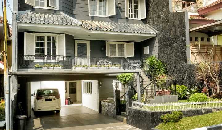 LUXURY! Rumah Mewah 3 Lantai di Kompek Alamanda, Bandung!
