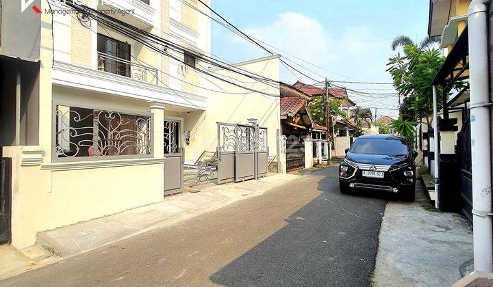 Rumah Baru Tiga Lantai Akses Jalan Dua Mobil Dekat Jalan Utama 2