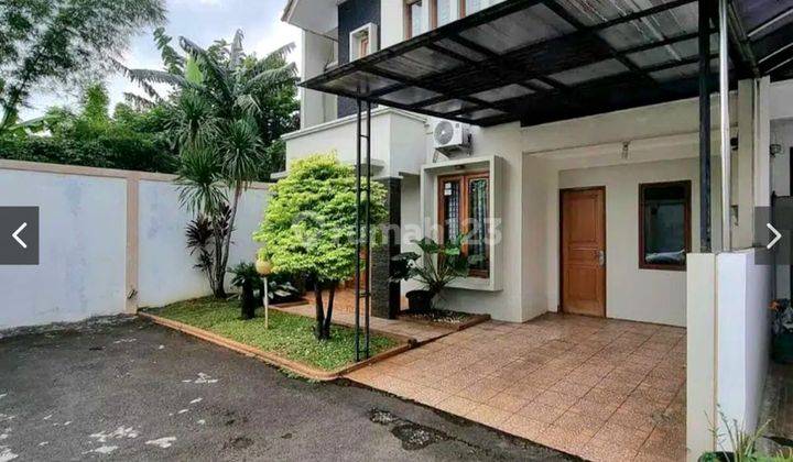 Rumah Pojok Dalam Townhouse Dekat Jalan Raya 1