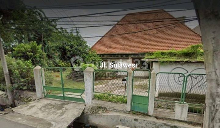 Business House on Sulawesi Street, Strategic & Busy Location. Central Surabaya.