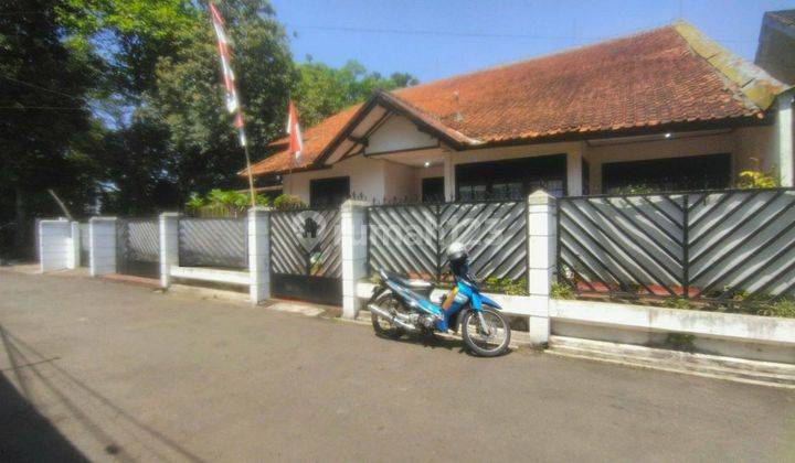 Rumah Besar Taman Depan Belakang di Suryalaya 1