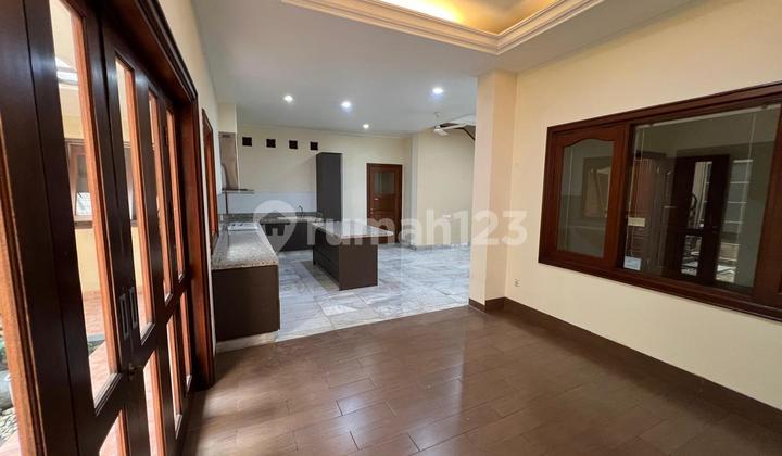 Disewakan Rumah 2 Lantai Furnished Permata Buana 2
