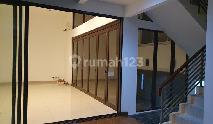 Di Sewakan Rumah Depan Taman di Sektor 7 Bintaro 1