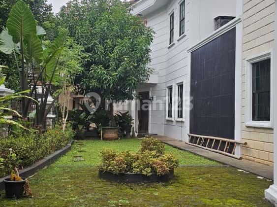 Rumah Kamar 8 Ada Pool dan Taman Belakang di Pesanggrahan Jakarta