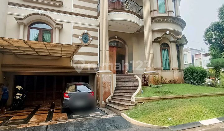 Fully Furnished Hook House For Quick Sale, 5 Bedrooms, Eligible for KPR in Senayan Bintaro