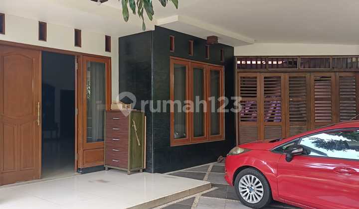 Ready-to-Live Hook House with Spacious Land, 5 Bedrooms in Puri Bintaro Sector 9