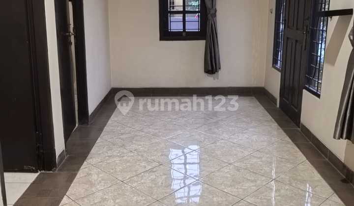 Disewakan Rumah Hook Tanah Luas Kamar Tidur 4 di Graha Raya 2