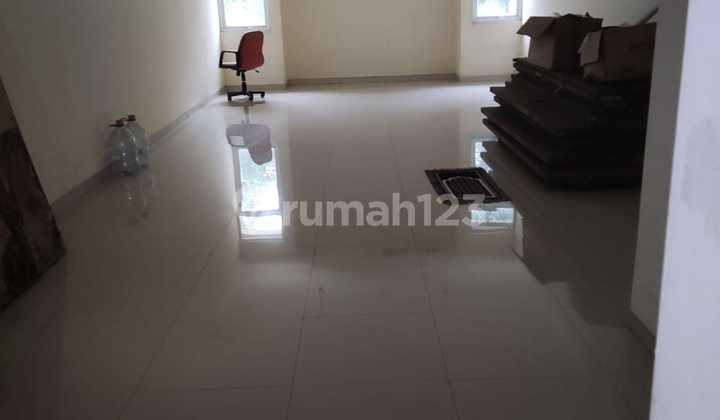 For Rent: 2.5-Story Shop House Located on Boulevard Street in Graha Raya 2