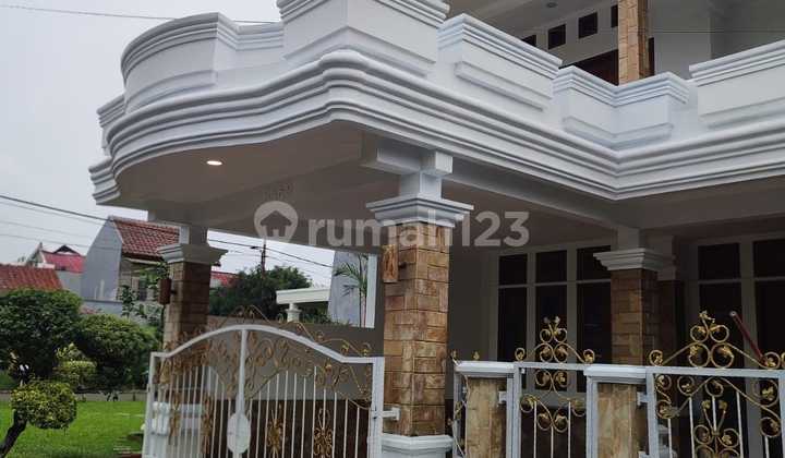 Rumah 2 LT Lokasi Samping Taman Area Parkir Luas di Graha Raya 2