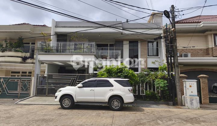 RUMAH SIAP HUNI, INTERIOR BAGUS, DEPAN TAMAN, PERUMAHAN GREEN GARDEN, JAKARTA BARAT