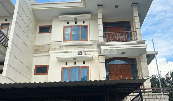 FOR SALE FAST !! LUXURY 3-Storey HOUSE in HOOK SETRADUTA Bandung