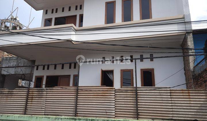 Jual rumah siap huni 3 lantai di komplek btn kembangan utara 1