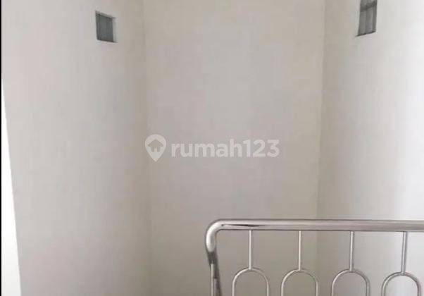 Rumah 3 Lantai. di Muara Karang
Jakarta Utara. SHM. 3½ Lantai. Semi Furnished 2