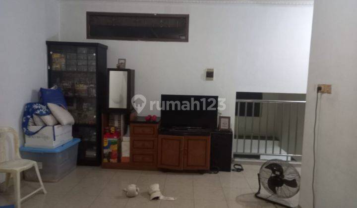 Rumah di Perumahan Taman Semanan
Jakarta Barat. 3 Lantai. SHM. Hadap Selatan 2