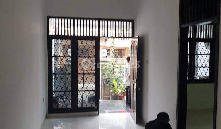 Rumah 1½ Lantai di Puri Indah
Jakarta Barat. SHM. Hadap Selatan. 1