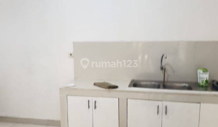 Rumah 1½ Lantai di Puri Indah
Jakarta Barat. SHM. Hadap Selatan. 2