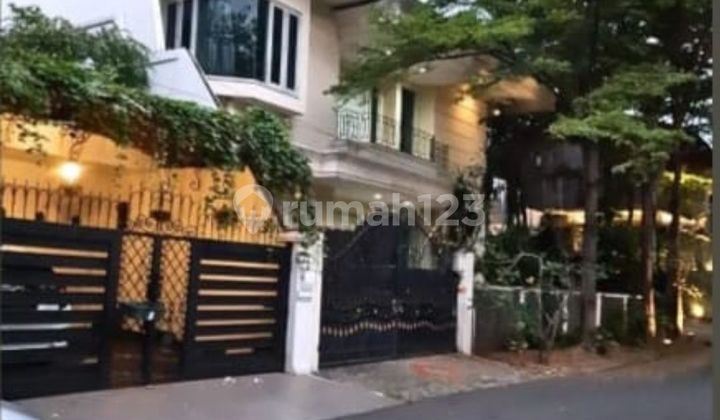 Rumah Mewah di Blok Eksklusif
Puri Indah
Jkt Brt . Hadap Selatan