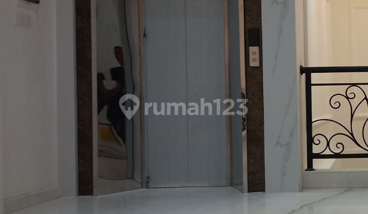 Rumah  4½ Lantai Di
pantai Indah Kapuk
jakarta Utara. Hadap Utara Timur 2