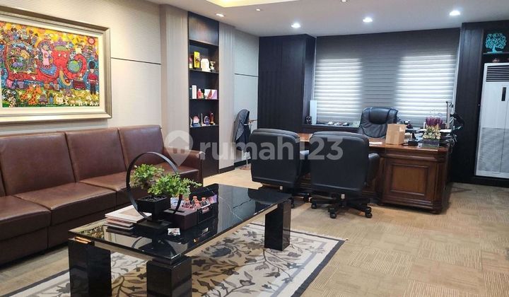 Ready-to-use shop house... Cheapest price... Rarely available... 3 adjacent shop houses (4 floors). Luxurious shop house fully renovated, neat and well-maintained. Ready for use. Can buy just 2 shop houses @5 billion each.