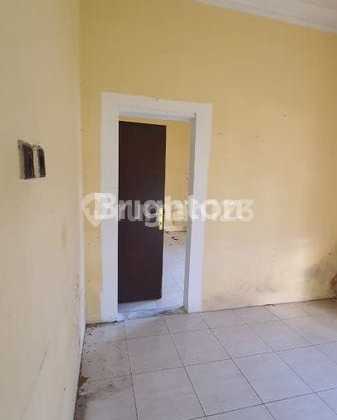 House with a Large Yard in a Productive Area Suitable for All Businesses