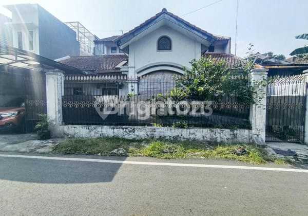 Ready-to-Occupy Wide House - Pulau-Pulau Area, Malang