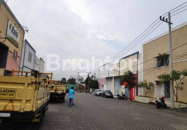 GUDANG SIAP PAKAI DI KOMPLEKS PERGUDANGAN TANRISE SINGOSARI MALANG. 
LOKASI SANGAT STRATEGIS DEKAT DENGAN JALAN PROVINSI, DEKAT DENGAN DEPO BANGUNAN. 1