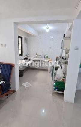 3-Story House Ready for Use Located in the Mount Gunung Commercial Area. 3-Story House Ready for Use Located in the Mount Gunung Commercial Area.