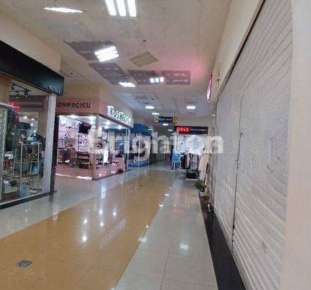 Stand mall strategis. Depan tangga masuk persis.
Etalase kaca langsung hadap luar Matos samping.
Lantai 1. 2