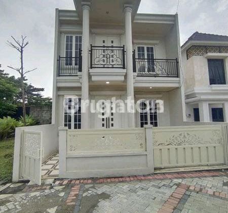Rumah Baru 2 Lantai Strategis - Nol Jalan Ir. Soekarno Kepanjen