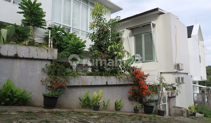 Cozy 3-Story House in North Dago Hill, Bandung 2