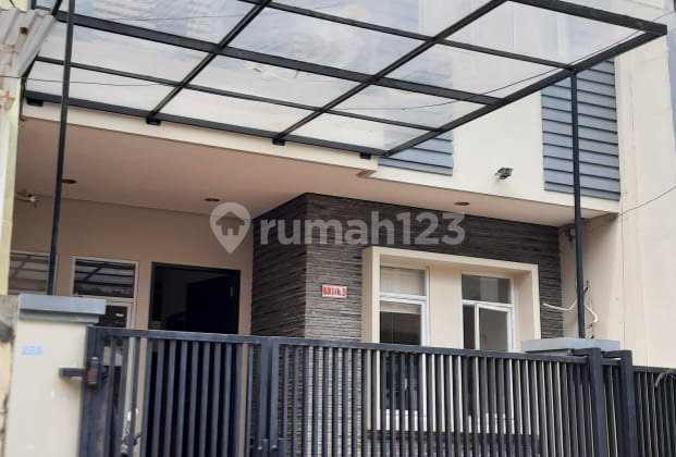 Rumah Minimalis 3 Lantai Dalam Komplekdi Kebun Jeruk