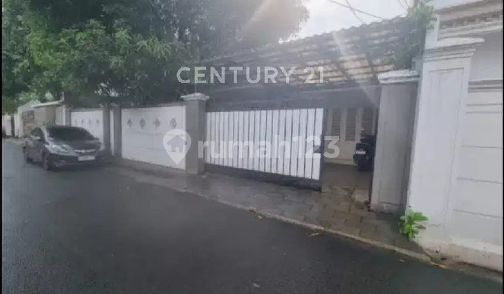 Luxurious and Comfortable House in the Strategic Area of Bangka - Kemang