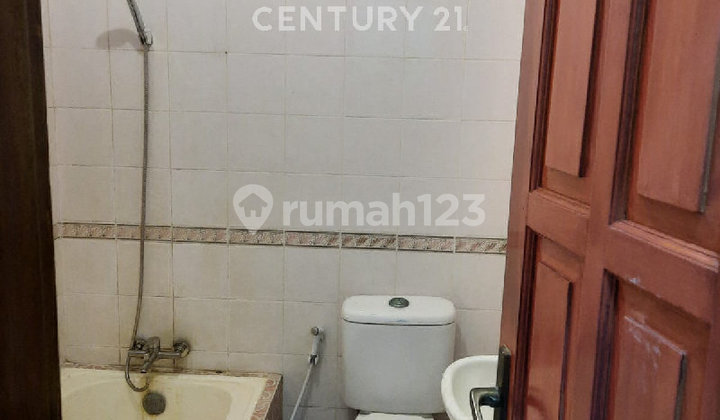 Rumah Dekat Pim Arah Timur di Pondok Indah 2