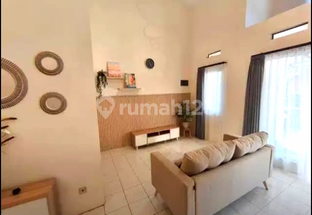 Layout Cozy,sudah Semi Furnished Tinggal Panggil Interior Aja! Rumah Cantik Kota Baru Parahyangan