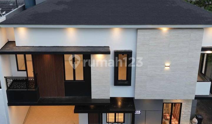 Modern Contemporary House in a 2.5-Story Cluster 2