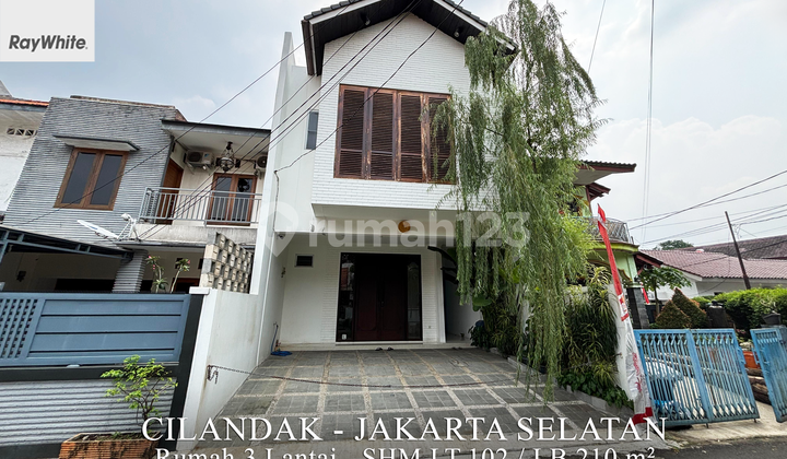FOR SALE New 3-Story Semi-Furnished House on Keuangan Street, Cilandak, South Jakarta