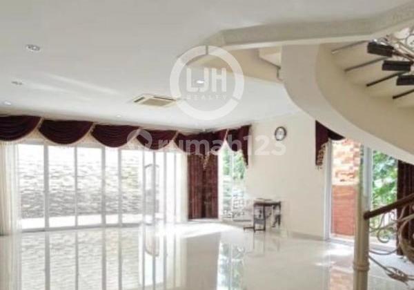 Luxury Fully Furnished House at The Green Court Lake Residence, Tangerang, Banten 2
