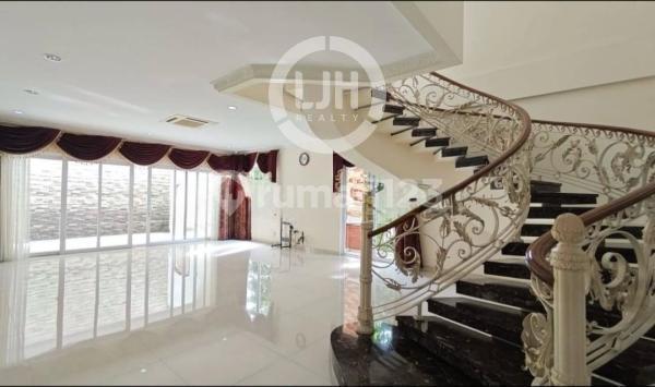 Rumah Mewah Full Furnish di The Green Court Lake Residence, Tangerang, Banten