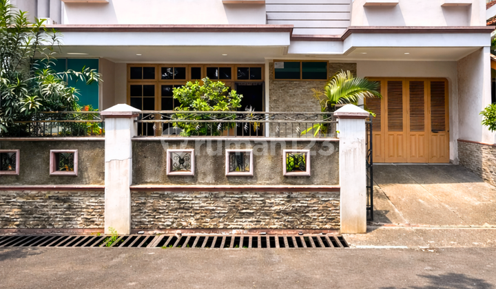 Rumah Siap Huni Depan Taman Akses 2 Mobil di Tebet Jaksel