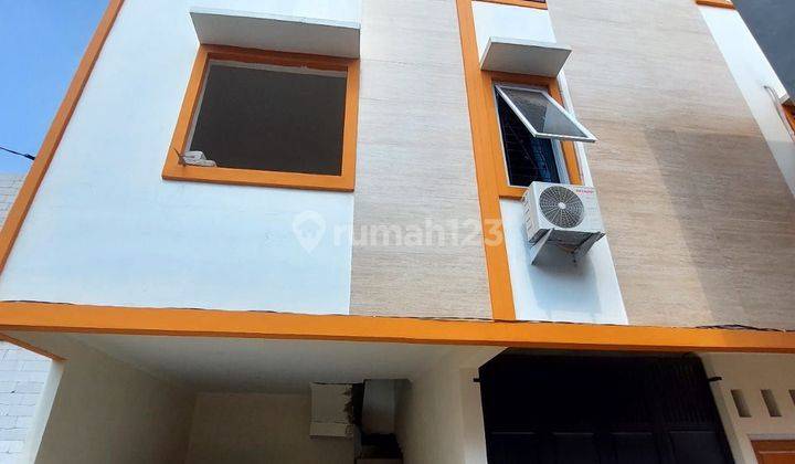 TOWNHOUSE SUPERSTRATEGIS DI UTAN KAYU 
JAKARTA TIMUR
  2