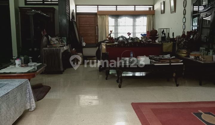 ruang tamu rumah hook di komplek waringin