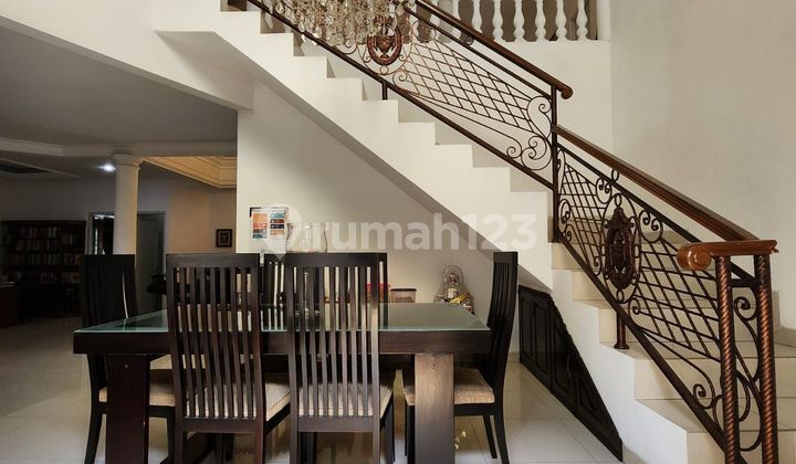 ruang makan rumah mewah siap huni di