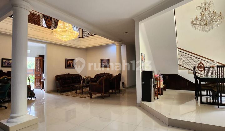 ruang keluarga rumah mewah siap huni di