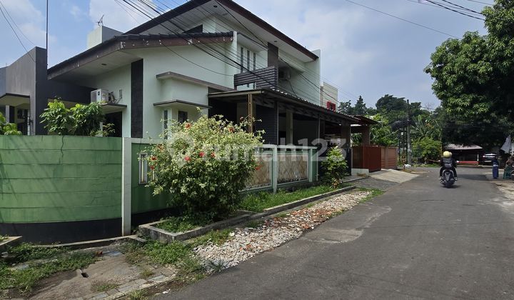 Ready-to-Occupy Hook House in a Complex in PDK Kelapa, East Jakarta