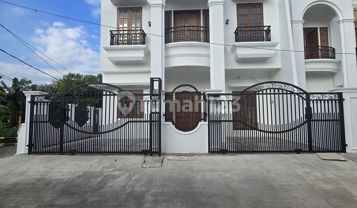 Ready-to-Occupy Bar House in a Complex in Duren Sawit, East Jakarta