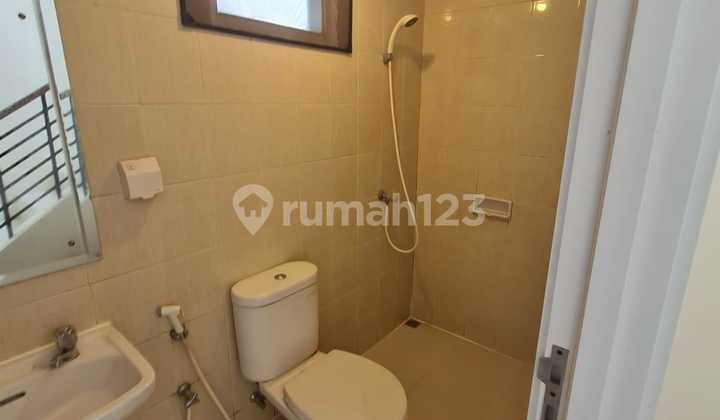 Dijual Rumah Murah The Icon Cosmo jual Cepat Siap Huni. By Bsd Dengan Model Mewah Modern Classic Dekat Dengan Mall, Daerah Strategis, Sekolah, Tempat Kuliner, Lokasi 1 Menit Dari Tol Serpong Stasiun Intermoda Cisauk, Aeon Mall, Ice Bsd Dll.